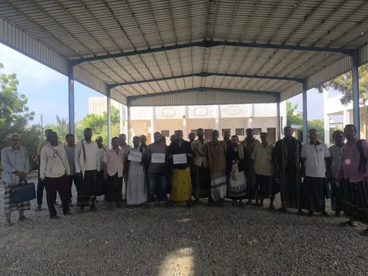 معلمو ثانوية ابن سينا بالمكلا يحتجون على عقود جديدة ويطالبون بمراجعة بنودها