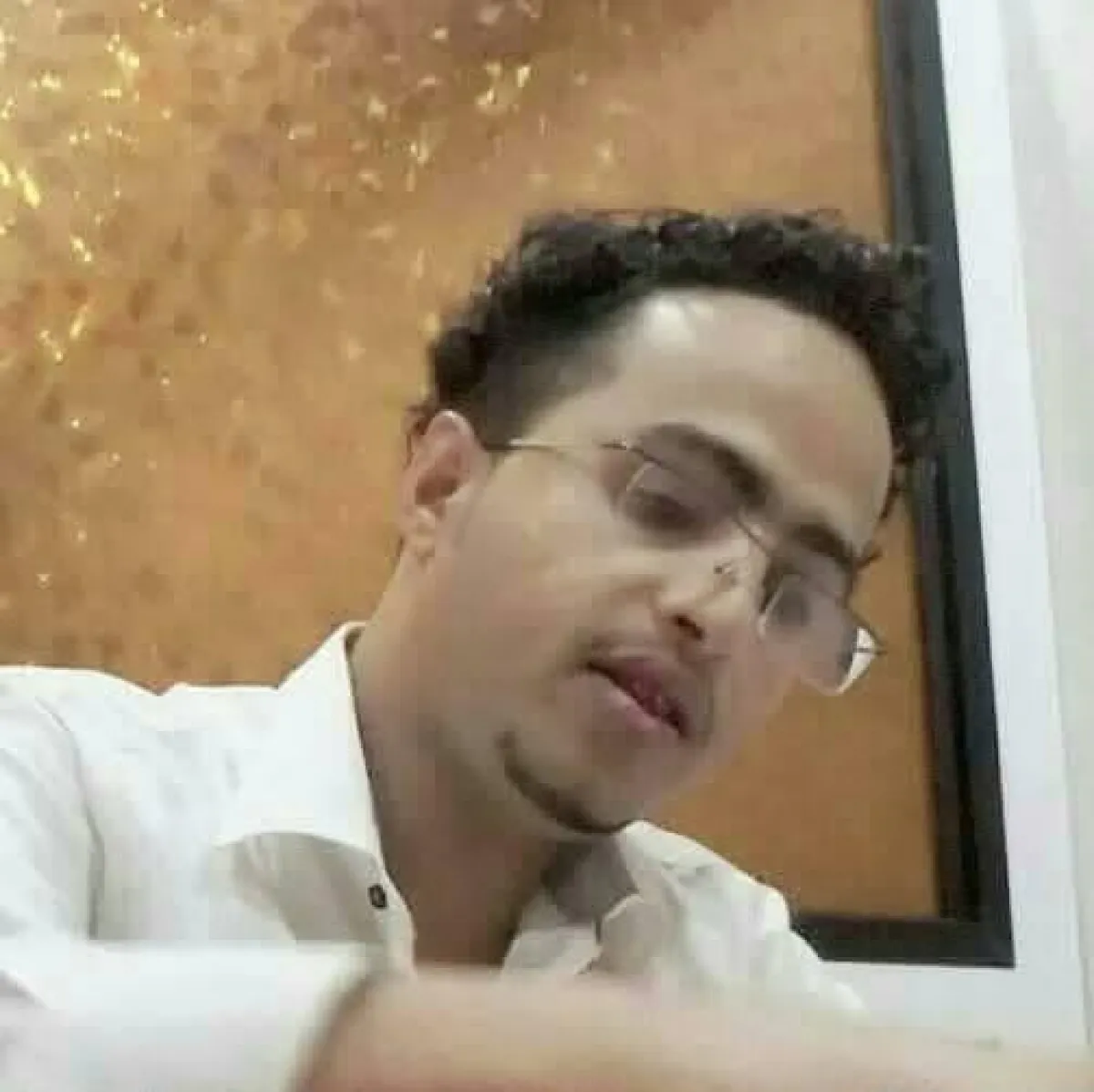 الحوثيون يقتحمون منزل الصحفي إياد الشرعبي في المخا وينهبون محتوياته