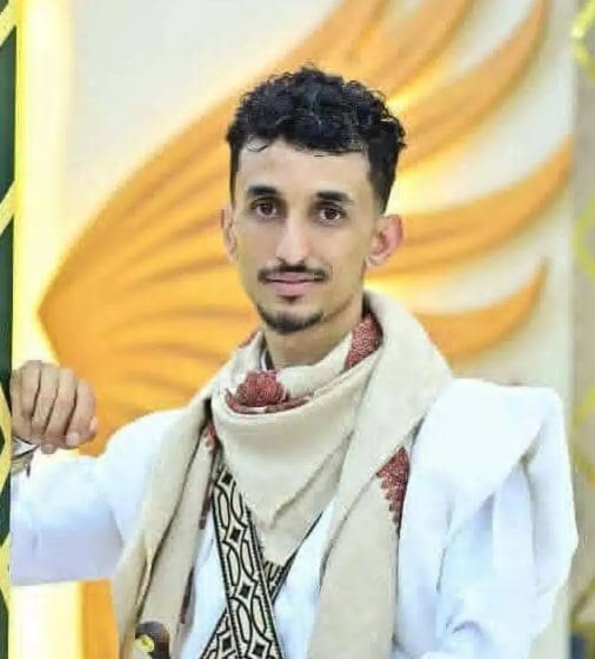 إب.. مقتل موظف حكومي وإصابة آخرين باعتداء بالقنابل أمام نادي الاتحاد