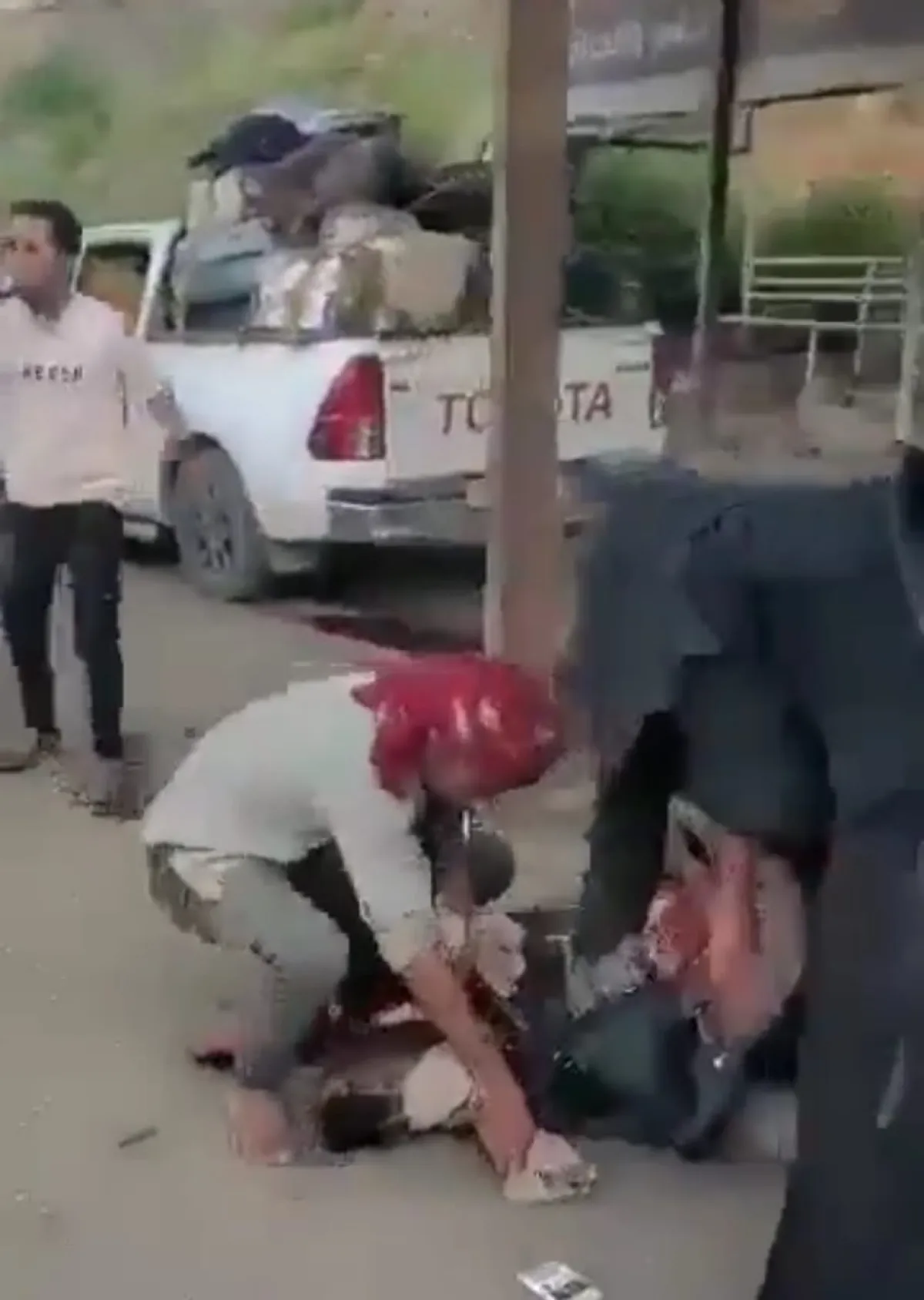 قصف حوثي يستهدف نقطة الهنجر في تعز ويسقط شهداء وجرحى بين المسافرين