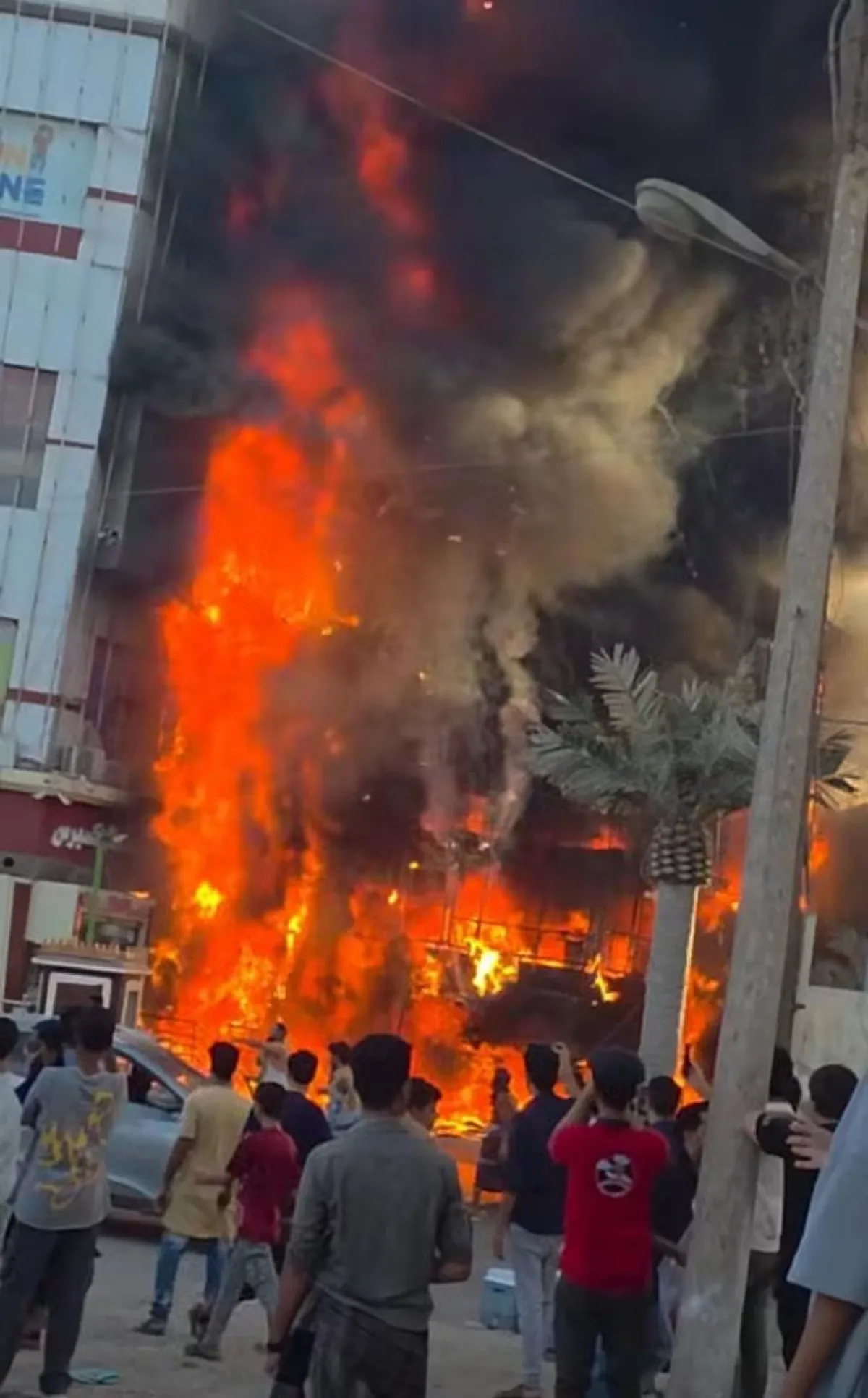 انفجارات وحريق في محطة غاز بذمار وحريق واسع داخل مركز تجاري في عدن