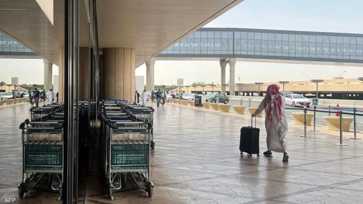 السعودية تمدد تعليق العمليات في مطار الرياض وتحذير أمريكي من مخاطر التحليق في أجوائها