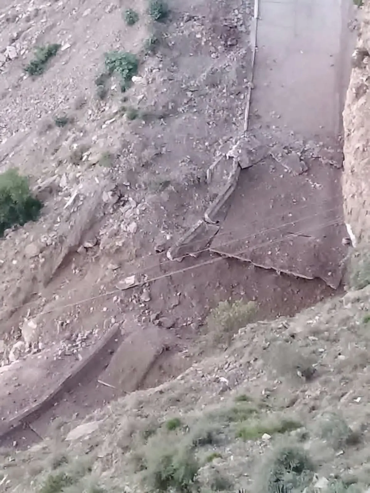 القوات الحكومية تستعيد قرى ومناطق في جنوب غرب تعز والحوثيون يفجرون جسرًا في طريق هيجة العبد