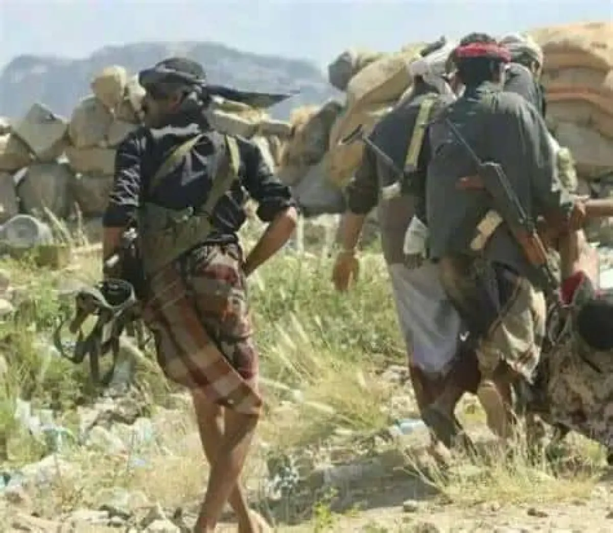جبهات تعز.. تقدم للقوات الحكومية في صنمات والصراري وغارات جوية شمال غربي المدينة