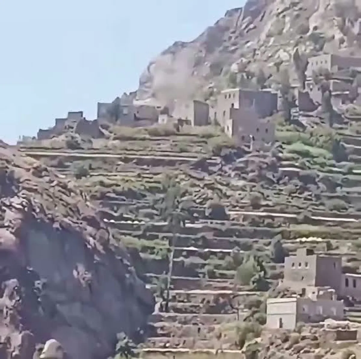بينهم أطفال.. قنص وقصف حوثي يوقعان 11 شهيدًا وجريحًا في ريف تعز