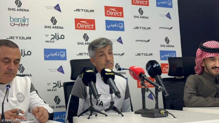 مدرب الشباب ينتقد التحكيم ويُبدي استياءه من صفقات الصيف قبل مواجهة النصر